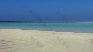 阳光明媚的景观田园旅游海滩假期蓝色的海白色桑迪背景冲浪